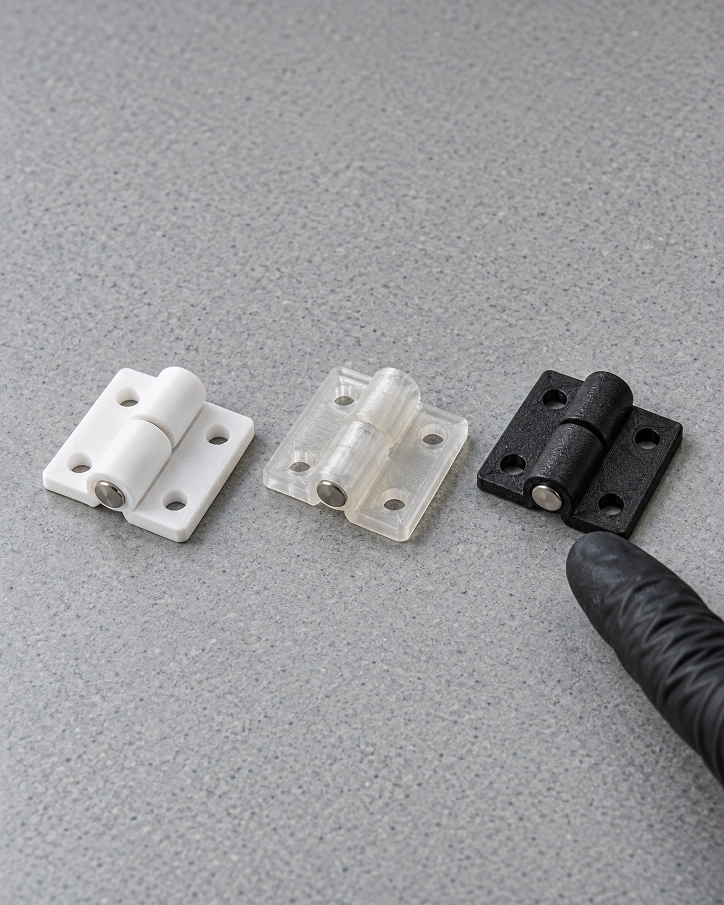 Dasselbe Scharnier aus weißem PLA, transparentem PETG und schwarzem Carbon-Nylon